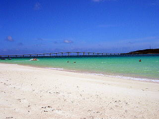 前浜ビーチと来間大橋